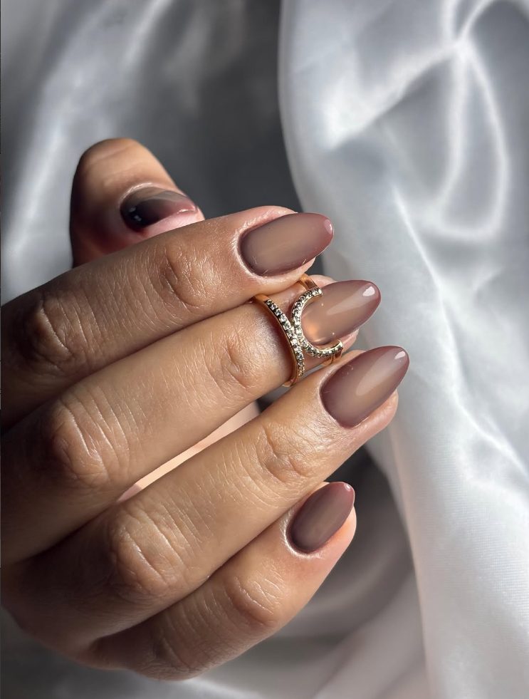 Manicura mocha con acabado degradado y anillo dorado